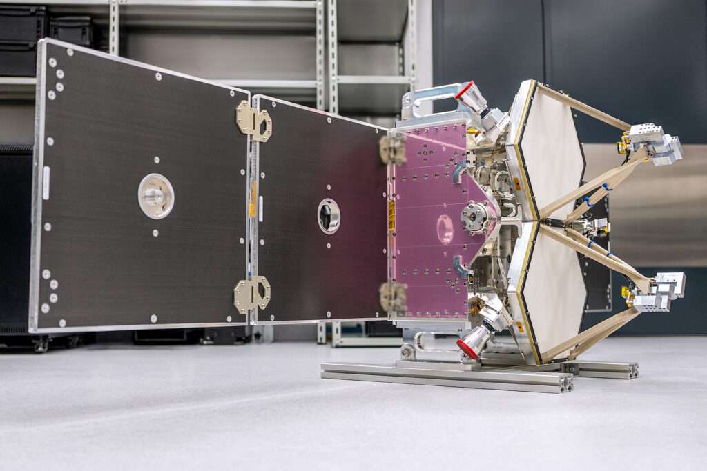 meridian space reflectarray integrated with a kongsberg nanoavionics mp42 satellite bus